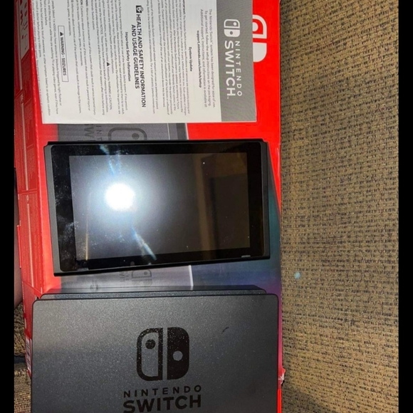 Nintendo Switch - Picture 2 of 4